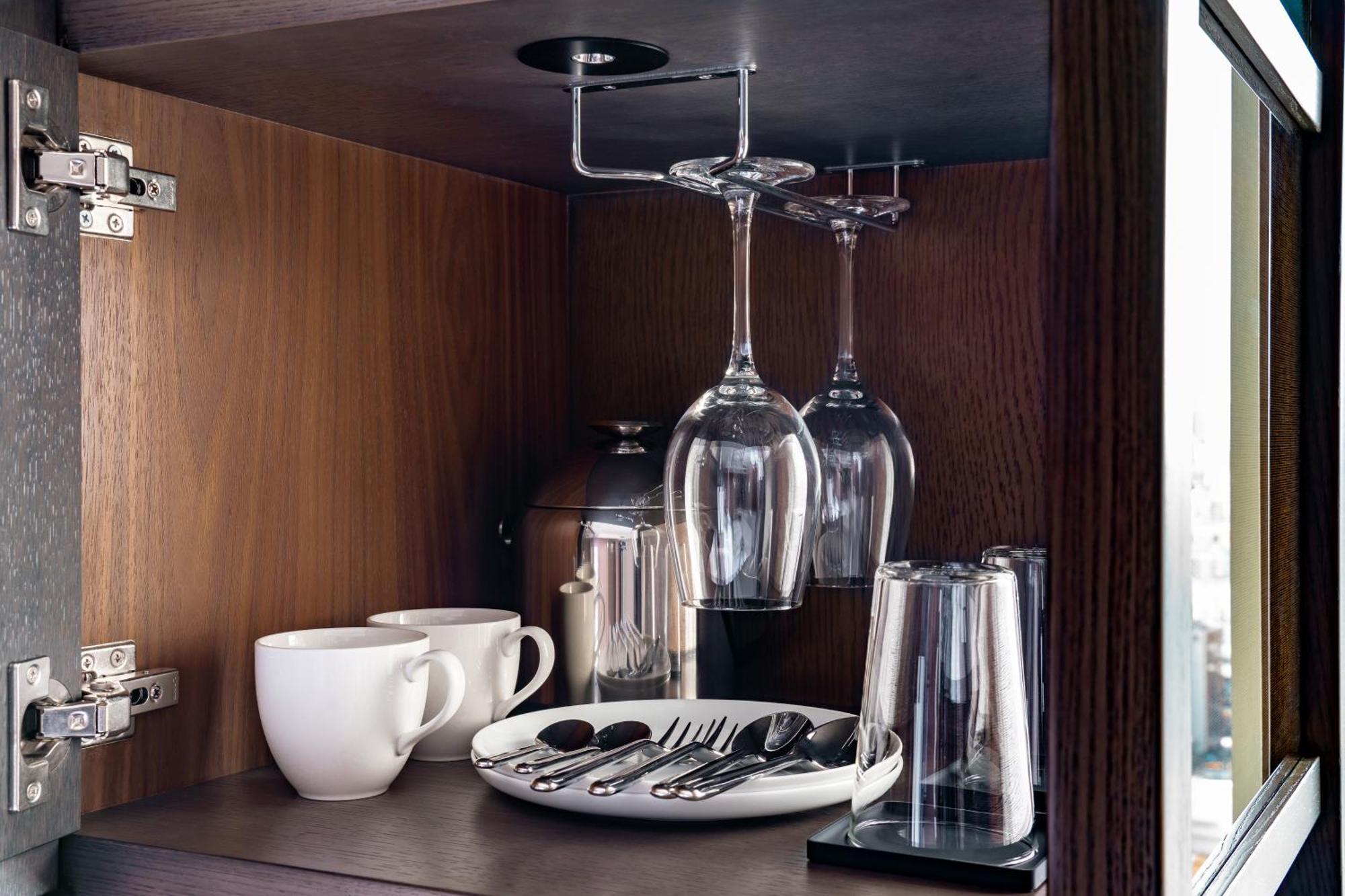 The Royal Park Hotel Iconic Osaka Midosuji Room photo A wine glass rack